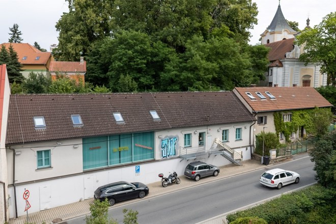 Dražba komerční budovy, Velké Popovice, Praha východ